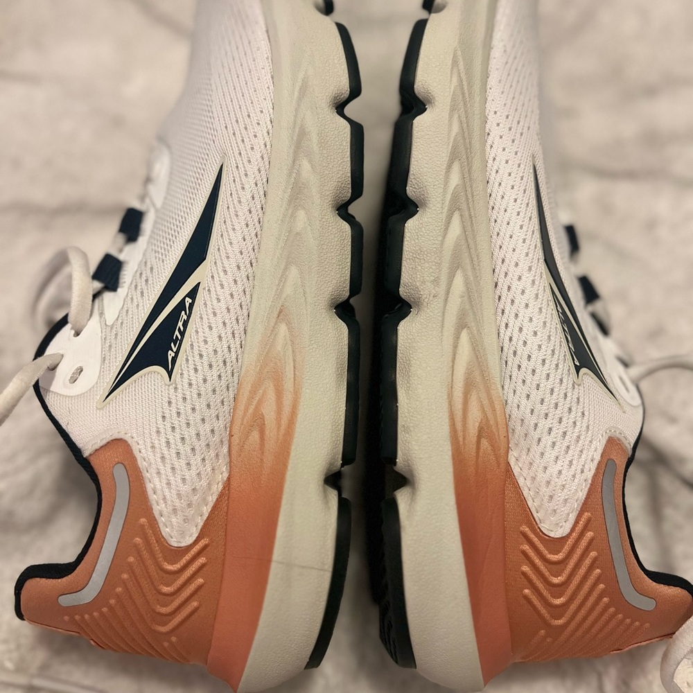 Altra Provision Sneakers like new - Picture 6 of 8